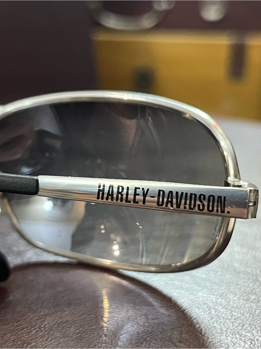 Harley-Davidson Mirrored Lens Sunglasses with Black Case and Accessories - Picture 3 of 13